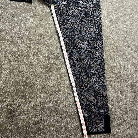 Athleta Women’s Joggers Size 6 – Black with Psychedelic Print - Picture 6 of 8